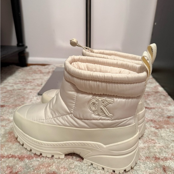 Calvin Klein Off-White Quilted Lug Sole Snow Booties - Picture 2 of 5